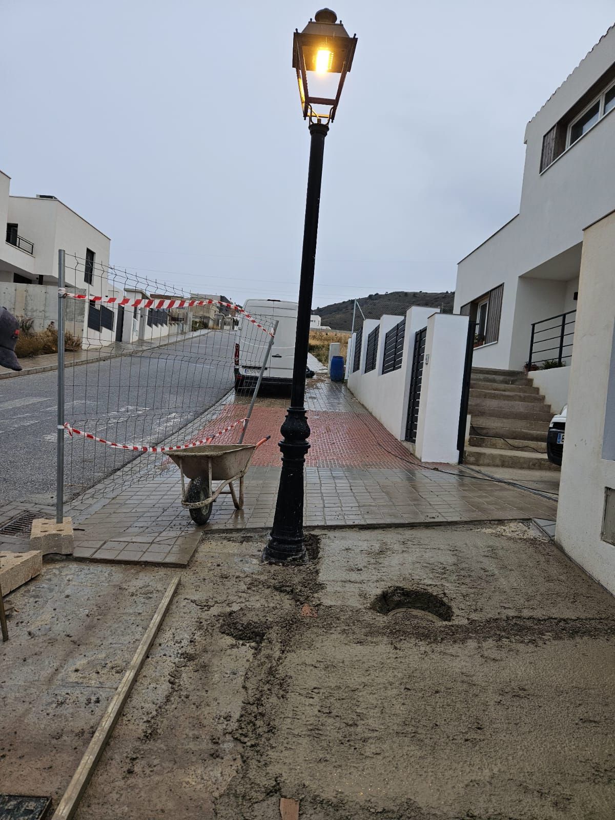 Reformas de zonas comunes exteriores de una comunidad en Granada: acerado y alumbrado