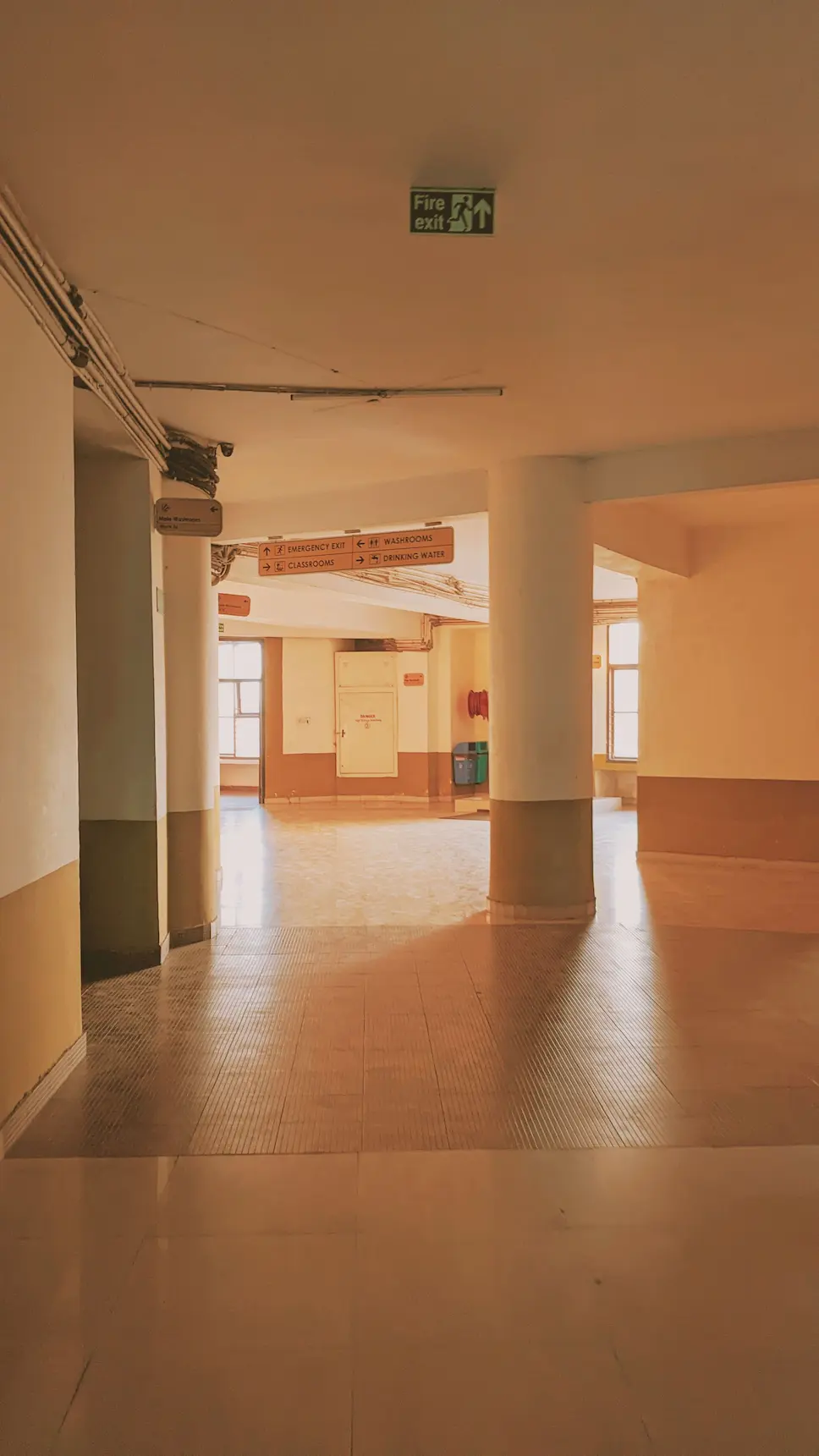 Obra pública en Granada: interior de un edificio escolar recién pintado