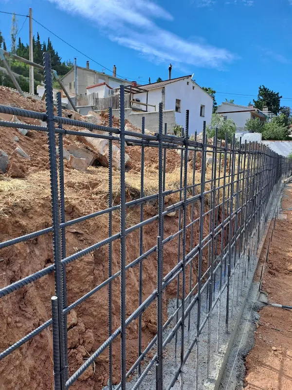 Constructora en Granada: muro de contención con armadura de acero en obra nueva