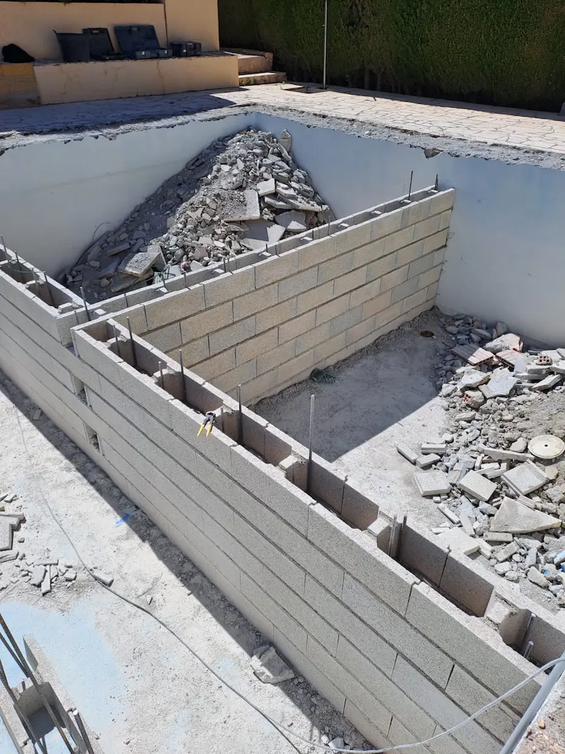 Constructora en Granada: levantamiento de muros de bloque de hormigón en obra